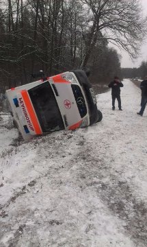 На трасі біля Ківерець перевернувся реанімобіль. ФОТО
