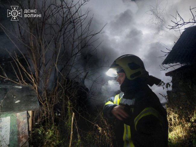 На Волині через необережне куріння загорілась господарська споруда