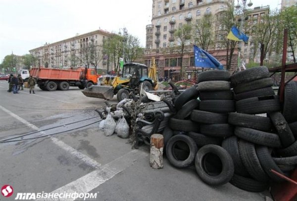 Розбирають «другу лінію» барикад Майдану. ФОТО