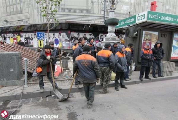 Розбирають «другу лінію» барикад Майдану. ФОТО