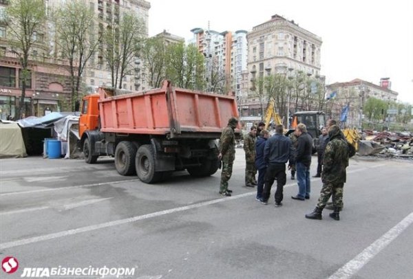 Розбирають «другу лінію» барикад Майдану. ФОТО