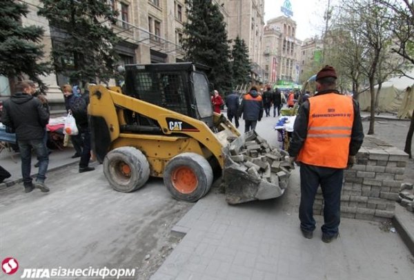 Розбирають «другу лінію» барикад Майдану. ФОТО