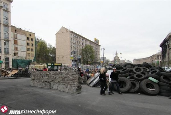 Розбирають «другу лінію» барикад Майдану. ФОТО