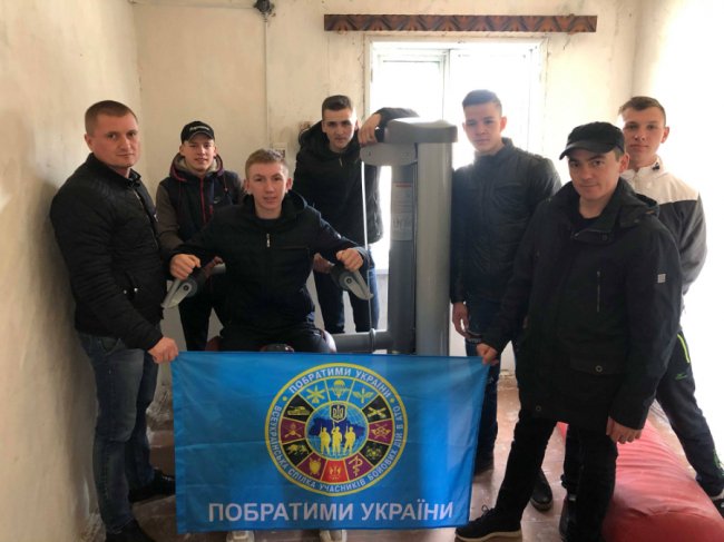 Хлопцям, які займалися спортом в занедбаній хаті на Волині, подарували багатофункціональний тренажер