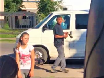 Волинянин із пивом потанцював на ранковій гімнастиці. ВІДЕО