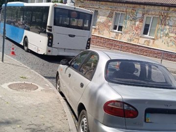 У центрі Луцька легковик влетів в автобус