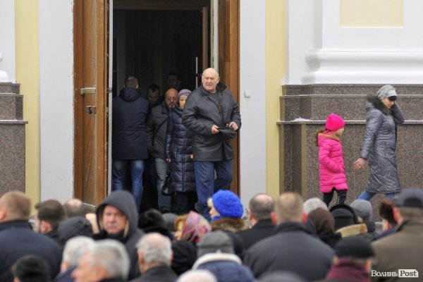 Фото прощання з міським головою Луцька Миколою Романюком