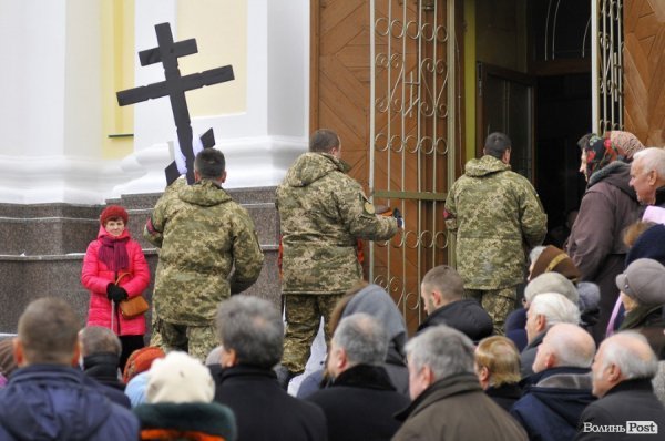 Фото прощання з міським головою Луцька Миколою Романюком