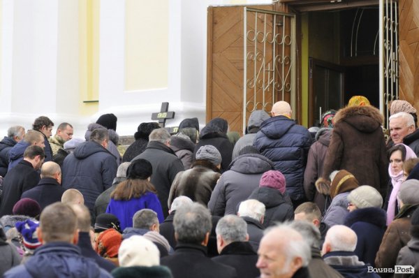 Фото прощання з міським головою Луцька Миколою Романюком
