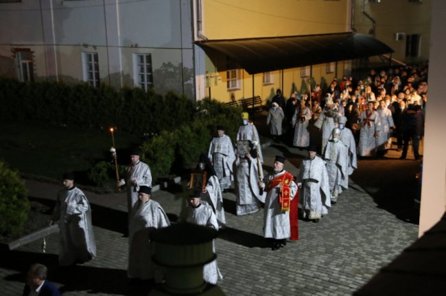 Великодня ніч: як у головному соборі Луцька освячували паски. ФОТО