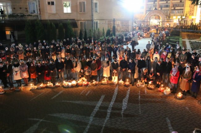 Великодня ніч: як у головному соборі Луцька освячували паски. ФОТО