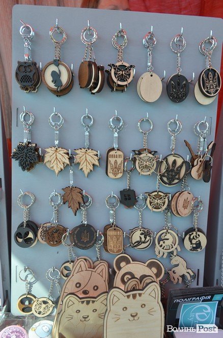 Від і до: які і за скільки сувеніри везуть з «Бандерштату». ФОТО