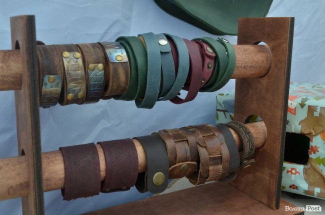 Від і до: які і за скільки сувеніри везуть з «Бандерштату». ФОТО