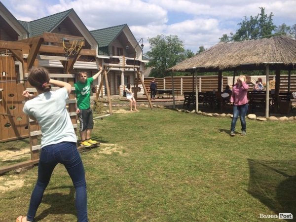 Молодіжні лідери міста Луцька розважалися на Світязі. ФОТО