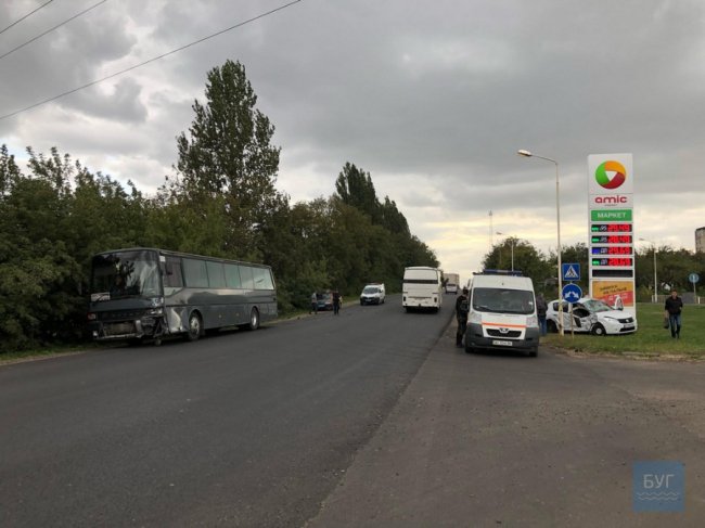Аварія на Волині: автівка врізалась у автобус. ФОТО
