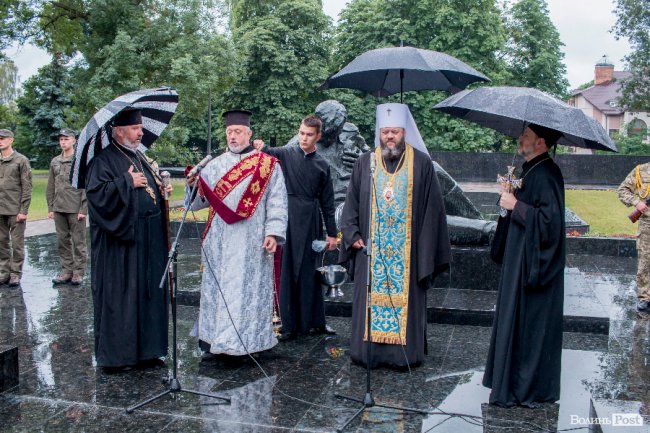 Скорбота і квіти: у Луцьку вшанували жертв війни. ФОТО