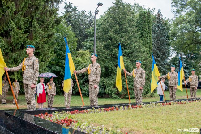 Скорбота і квіти: у Луцьку вшанували жертв війни. ФОТО