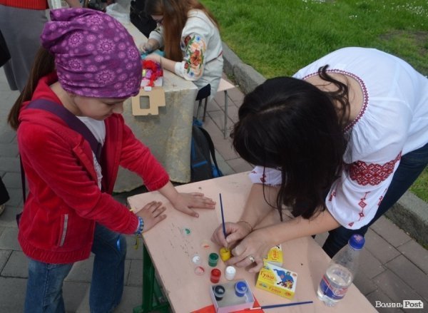 У центрі Луцька – свято учнівської пісні, танцю і вишиванки. ФОТО