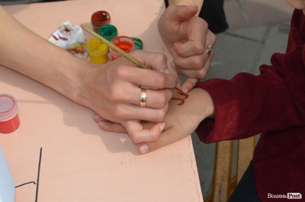 У центрі Луцька – свято учнівської пісні, танцю і вишиванки. ФОТО