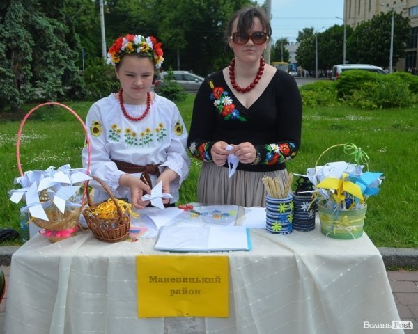 У центрі Луцька – свято учнівської пісні, танцю і вишиванки. ФОТО
