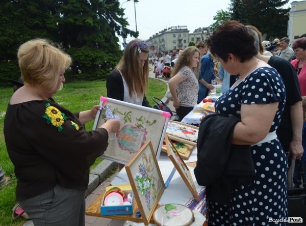 У центрі Луцька – свято учнівської пісні, танцю і вишиванки. ФОТО