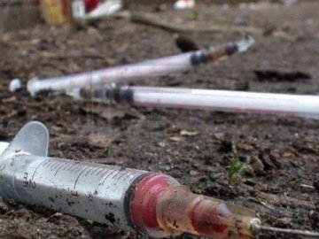 Пішов у кущі –  вколовся: біля наркодиспансеру у Луцьку прибрали гору шприців. ВІДЕО