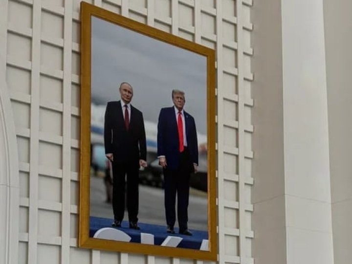 У Білому домі повісили спільне фото Трампа з путіним