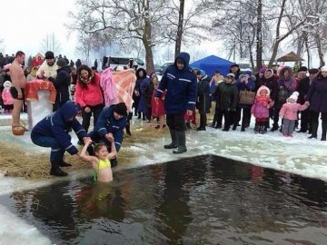 Волинські рятувальники допомагали охочим скупатися в ополонці