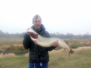 Рекордний улов: у Стиру волинянин спіймав щуку-велетня