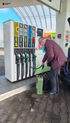 Черги з каністрами та бочками: що відбувається на заправках Луцька після атак БпЛА. ВІДЕО