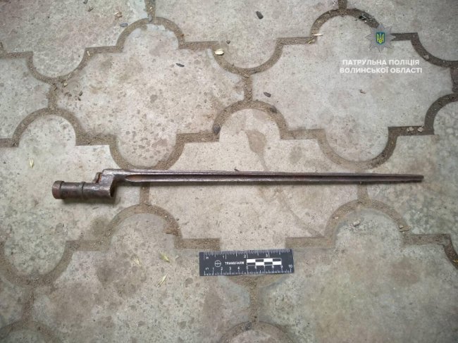 У Луцьку затримали хлопця, який продавав штик-ніж