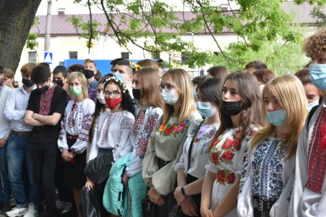 У Луцьку на фасаді коледжу встановили меморіальні дошки загиблим Героям. ФОТО