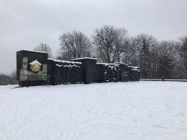 «Пам'ятник окупанту»: у Львові розмалювали та пошкодили Монумент Слави