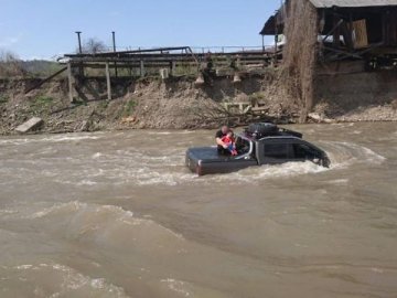На Закарпатті батько з сином ледь не загинули, миючи автівку