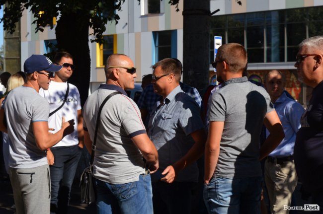 Обличчя пікету: «прихильники Тиводара» ховалися від камер та хамили