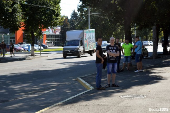 Обличчя пікету: «прихильники Тиводара» ховалися від камер та хамили