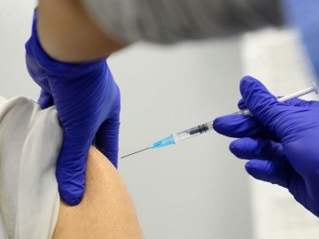 Часті бустерні дози проти COVID-19 шкодять здоров'ю