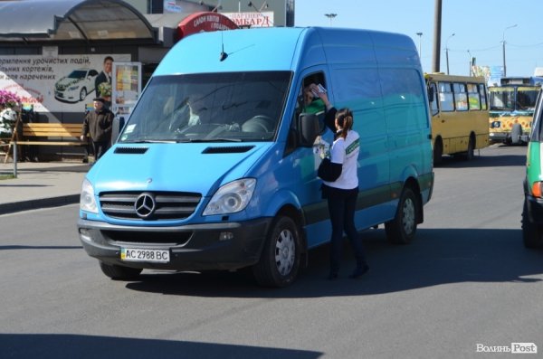 У Луцьку громадські активісти провели «дорожній» флешмоб. ФОТО