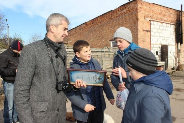 Луцькі діти власними руками змайстрували будки для собак . ФОТО