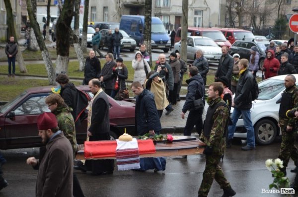 «Герої не вмирають!», – у Луцьку провели в останню путь майданівця. ФОТО. ВІДЕО