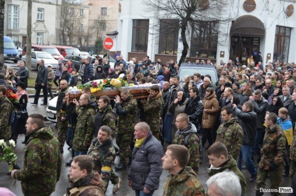 «Герої не вмирають!», – у Луцьку провели в останню путь майданівця. ФОТО. ВІДЕО
