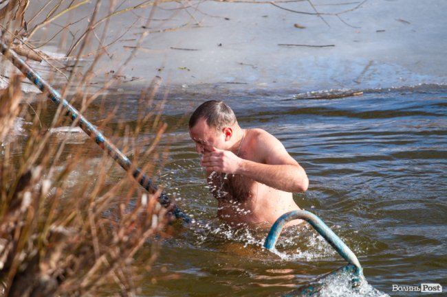 Як лучани пірнали в крижану купіль Стиру. ФОТО. ВІДЕО