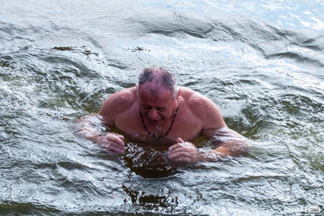 Як лучани пірнали в крижану купіль Стиру. ФОТО. ВІДЕО