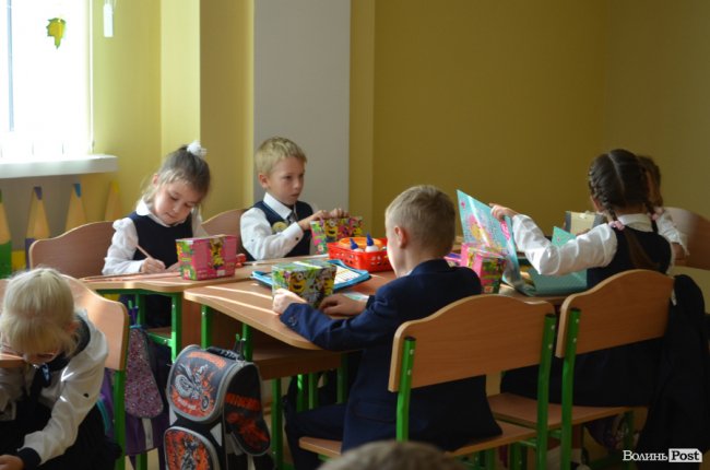 Кольорові стіни, ігрова кімната і басейн: луцька школа №27 зсередини. ФОТО