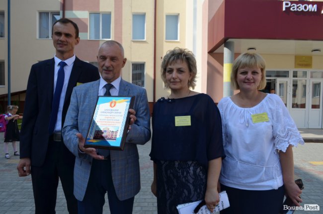 Кольорові стіни, ігрова кімната і басейн: луцька школа №27 зсередини. ФОТО