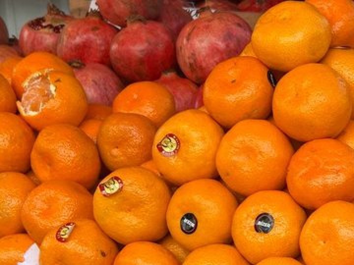 На луцькому ринку – масовий розпродаж фруктів: що коїться