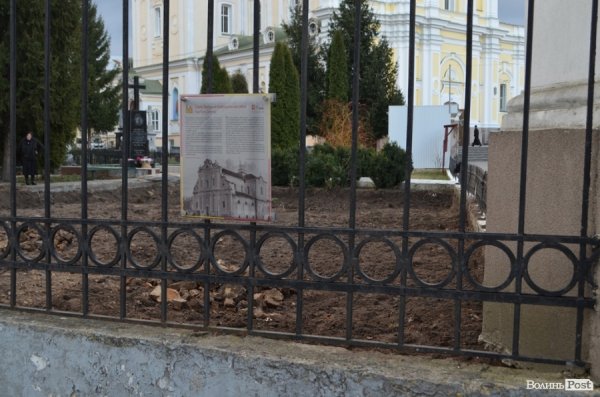 Земля, гроші, скандал: що робив екскаватор біля луцького собору. ФОТО