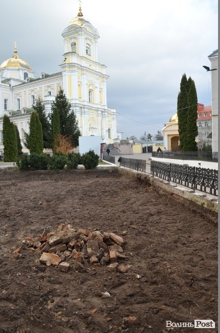 Земля, гроші, скандал: що робив екскаватор біля луцького собору. ФОТО