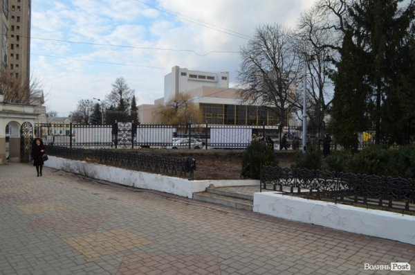 Земля, гроші, скандал: що робив екскаватор біля луцького собору. ФОТО