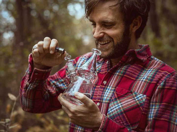 На Горохівщині чоловік пригощав друзів «травичкою» у власному гаражі: його викрили  